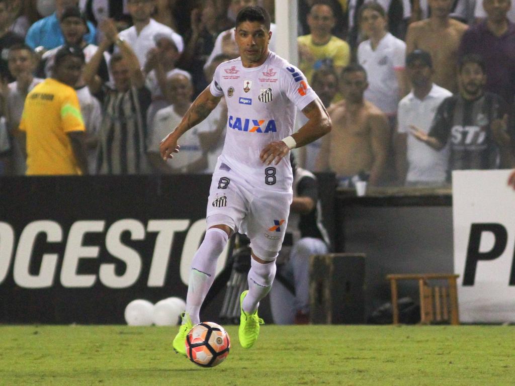 Renato conduce el cuero durante el choque contra The Strongest. (Foto: Imago) Renato conduce el cuero durante el choque contra The Strongest. (Foto: Imago)
