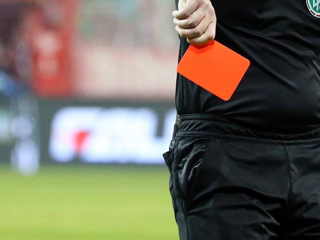 Rote Karte für FIFA-Referee Joseph Lamptey Rote Karte für FIFA-Referee Joseph Lamptey