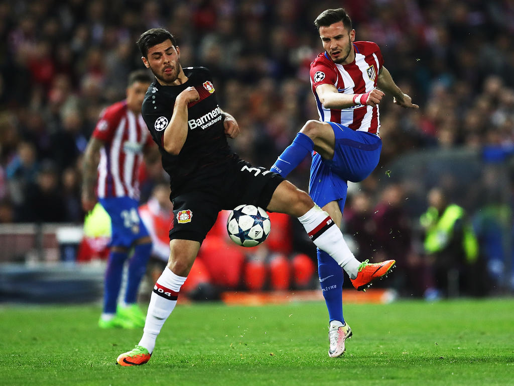 Saúl remata ante la oposición de Volland. (Foto: Getty) Saúl remata ante la oposición de Volland. (Foto: Getty)