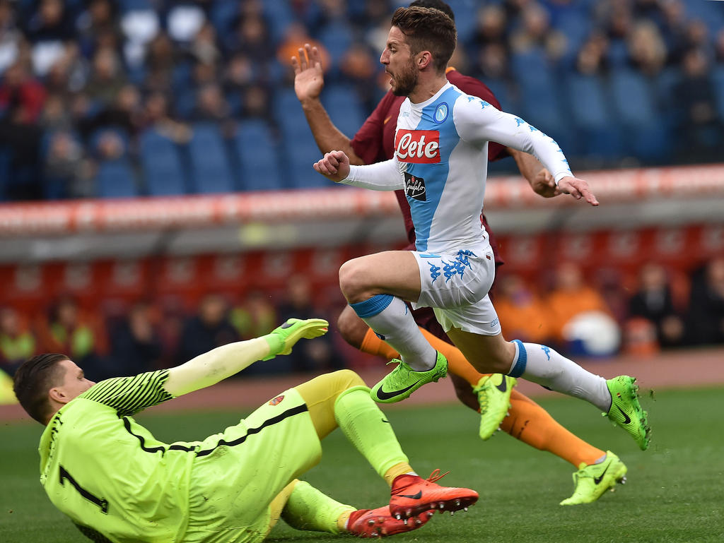 Im Kampf um die CL-Plätze gewinnt der SSC Neapel durch zwei Tore von Dries Mertens (M.) mit 2:1. In dieser Szene ist Roma-Keeper Wojciech Szczesny (l.) chancenlos. (04.03.2017) Im Kampf um die CL-Plätze gewinnt der SSC Neapel durch zwei Tore von Dries Mertens (M.) mit 2:1. In dieser Szene ist Roma-Keeper Wojciech Szczesny (l.) chancenlos. (04.03.2017)