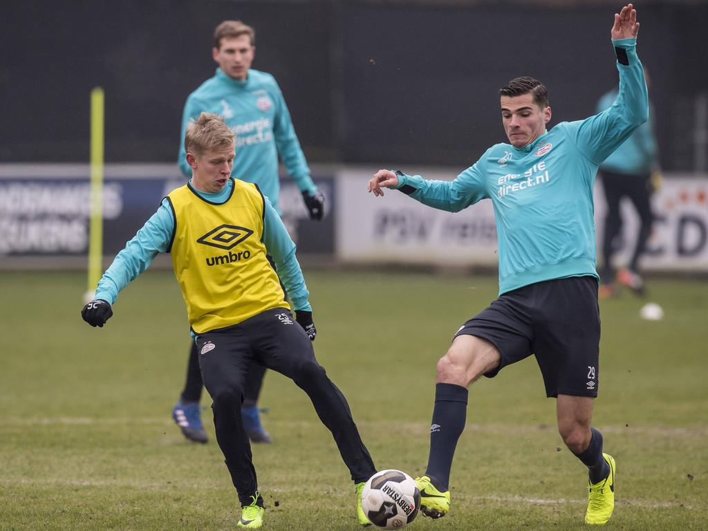 Menno Koch (r.) en Oleksandr Zinchenko (l.) komen tegelijkertijd bij de bal tijdens een training van PSV. (10-02-2017) Menno Koch (r.) en Oleksandr Zinchenko (l.) komen tegelijkertijd bij de bal tijdens een training van PSV. (10-02-2017)