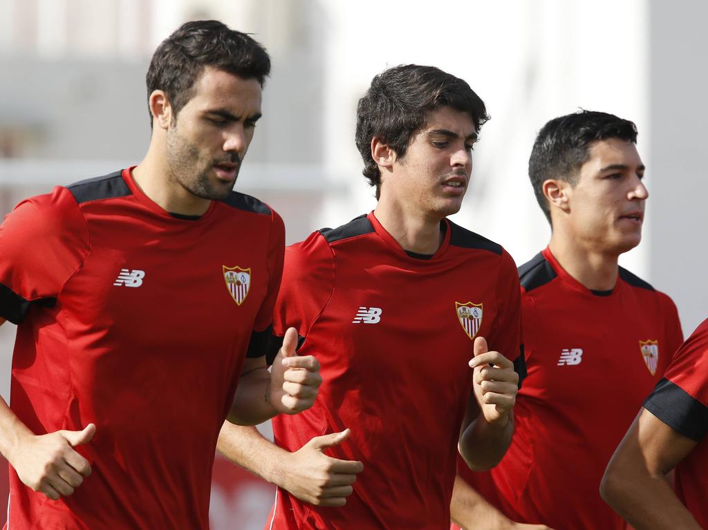 Carlos Fernández (centro) entrenando con el primer equipo. (Foto: Imago) Carlos Fernández (centro) entrenando con el primer equipo. (Foto: Imago)
