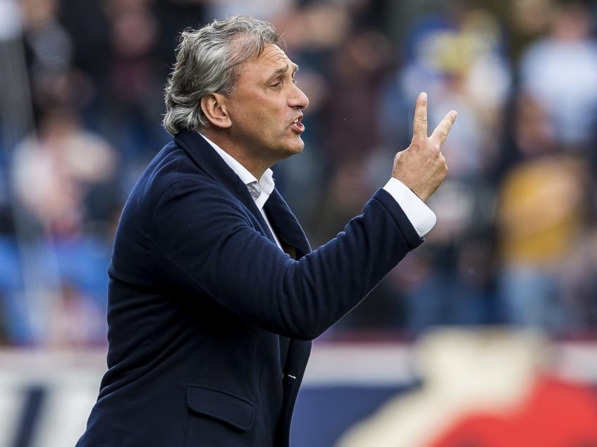 Robert Maaskant probeert zijn spelers iets duidelijk te maken tijdens Willem II - Go Ahead Eagles. (16-04-2017) Robert Maaskant probeert zijn spelers iets duidelijk te maken tijdens Willem II - Go Ahead Eagles. (16-04-2017)