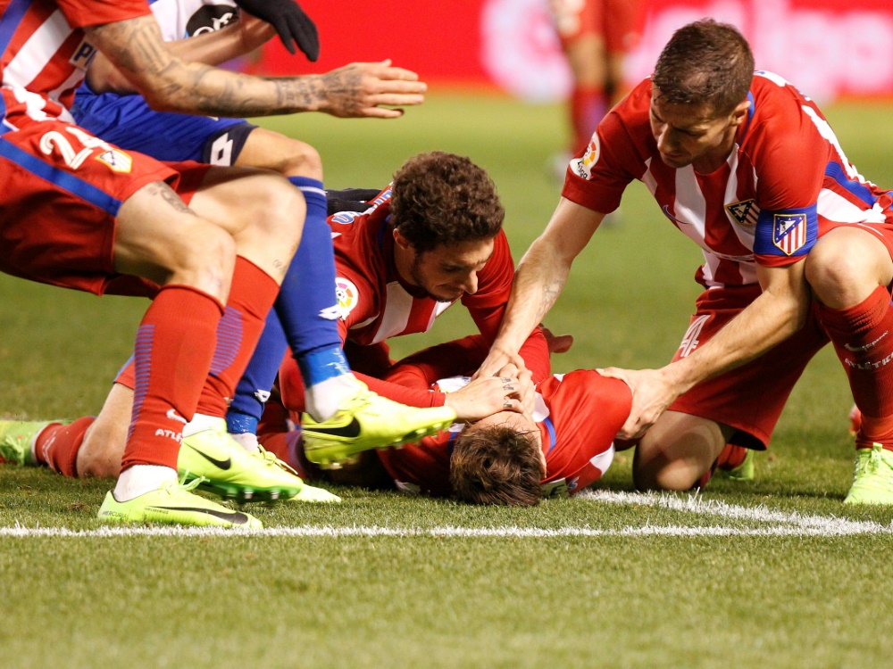 Der Moment des Schocks: Fernando Torres liegt am Boden Der Moment des Schocks: Fernando Torres liegt am Boden