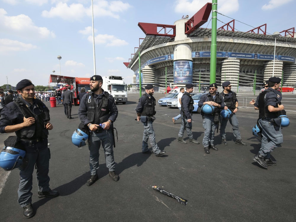 Italiens Polizei durchsuchte Geschäftsräume von Palermo Italiens Polizei durchsuchte Geschäftsräume von Palermo