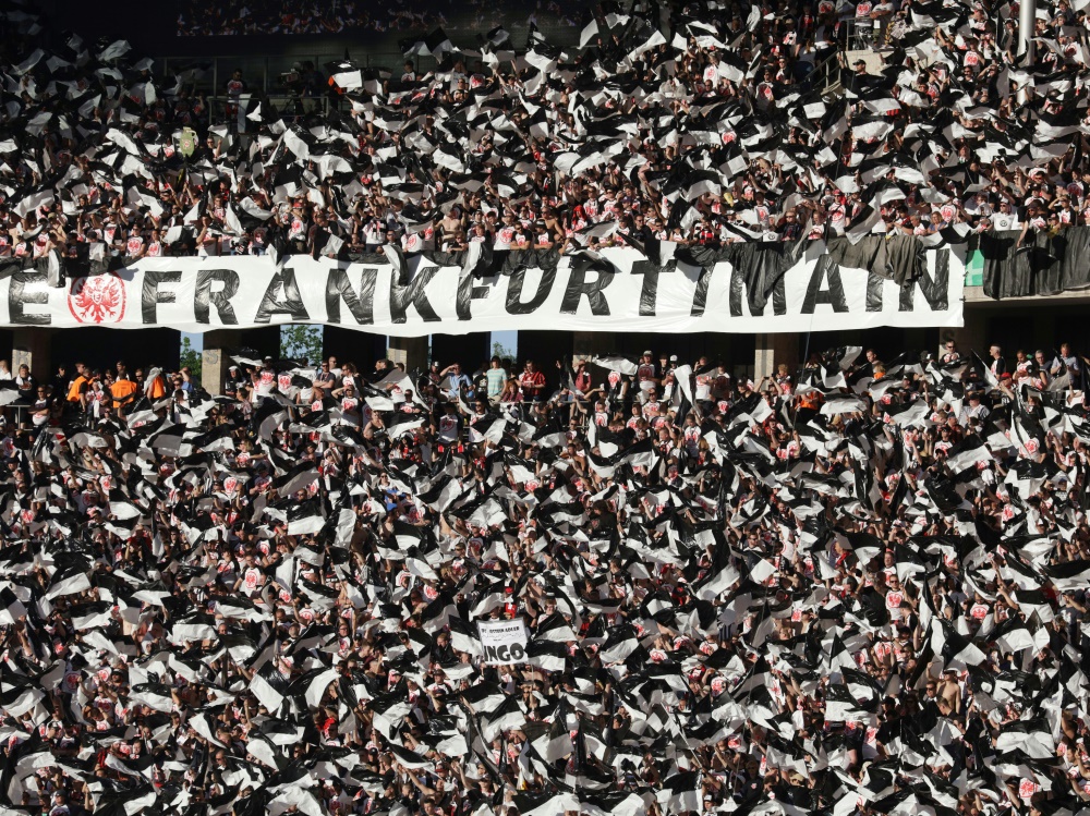 Friedliche Fanunterstützung mit Banner und Fahnen Friedliche Fanunterstützung mit Banner und Fahnen