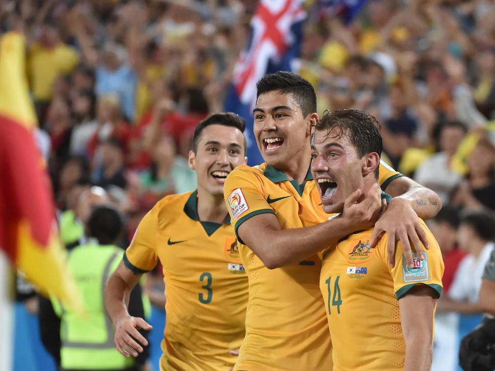 James Troisi (r.) erzielt den Siegtreffer für Australien James Troisi (r.) erzielt den Siegtreffer für Australien