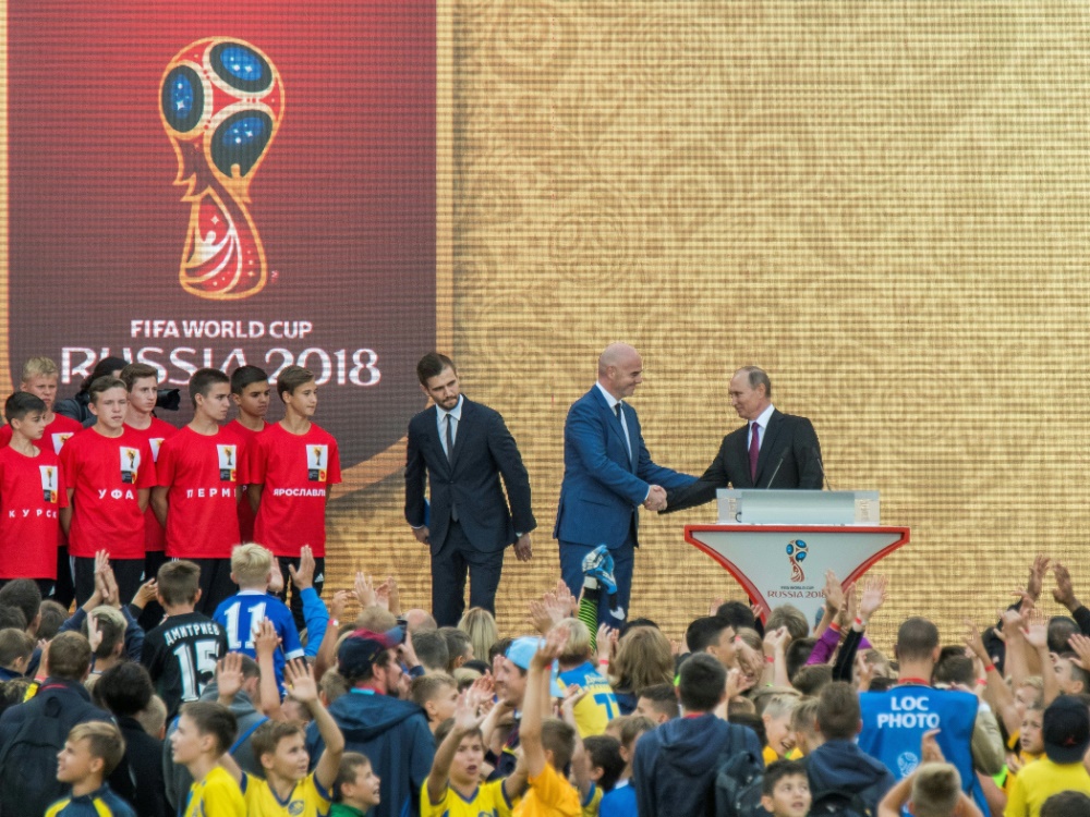 Wladimir Putin begrüßt FIFA-Präsident Gianni Infantino Wladimir Putin begrüßt FIFA-Präsident Gianni Infantino