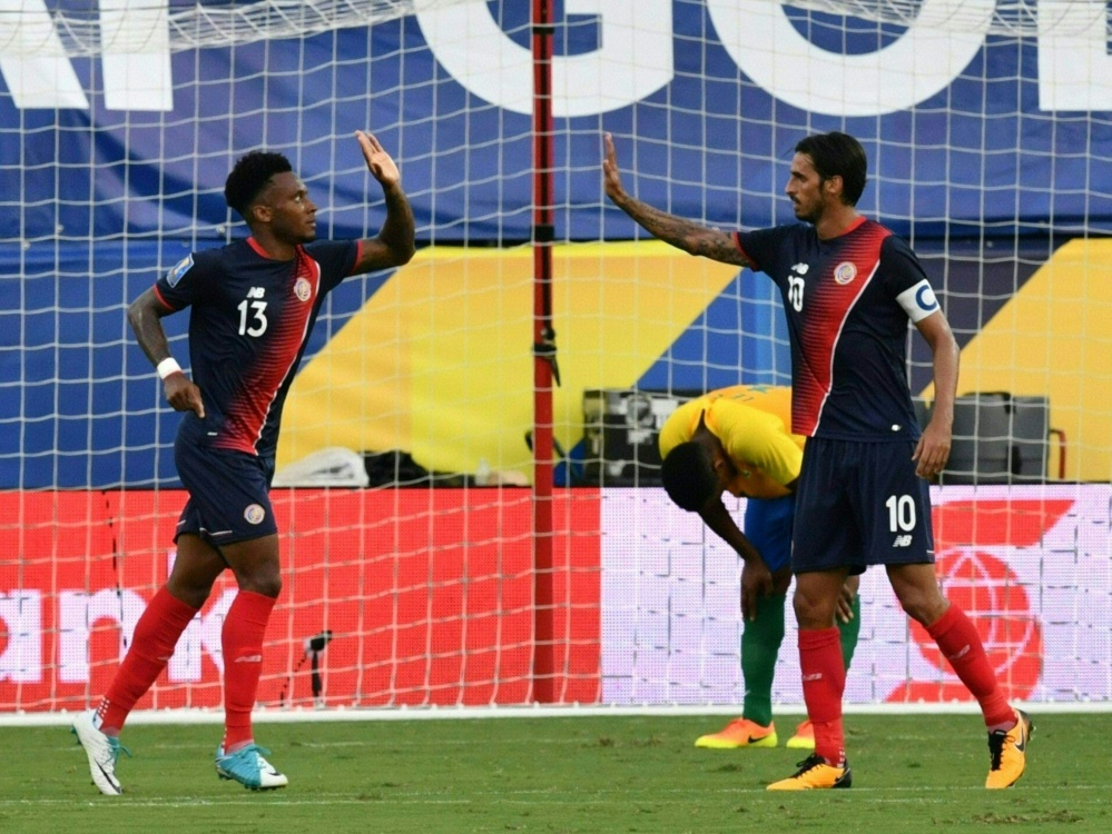 Rodney Wallace und Bryan Ruiz bejubeln den Aufstieg von Costa Rica Rodney Wallace und Bryan Ruiz bejubeln den Aufstieg von Costa Rica