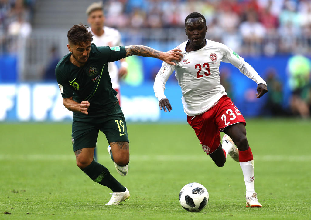 Joshua Risdon (l.) und Pione Sisto (r.) im Laufduell