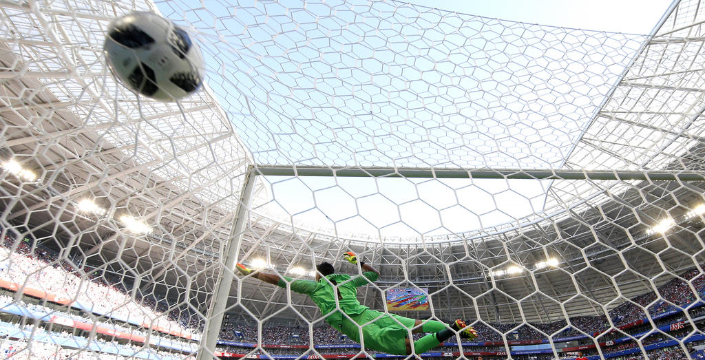 Kolarovs Ball schlägt perfekt im Winkel ein