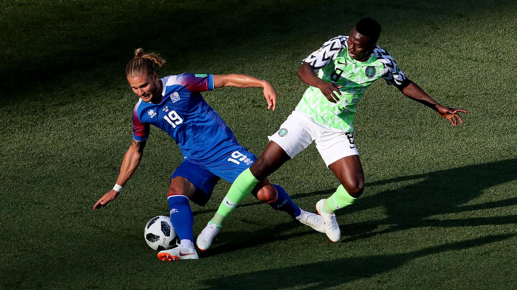 Gíslason und Etebo kämpfen um das Leder