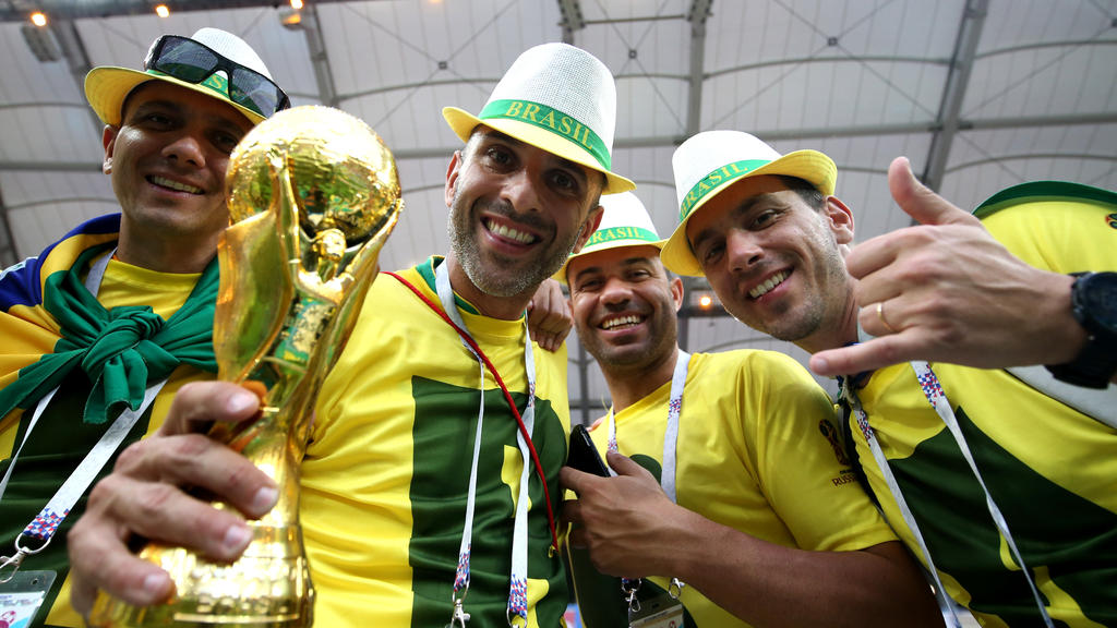 Brasiliens Fans sind farbenfroh - und offenbar siegesgewiss...