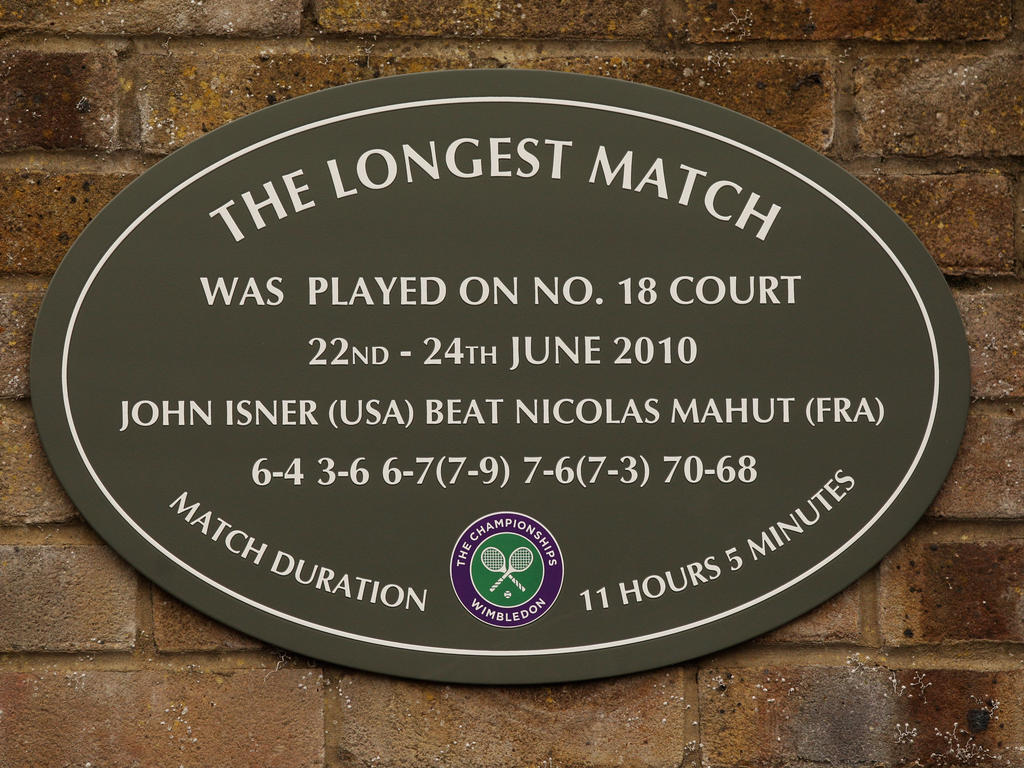 Eine Tafel erinnert an das längste Tennis-Match der Geschichte