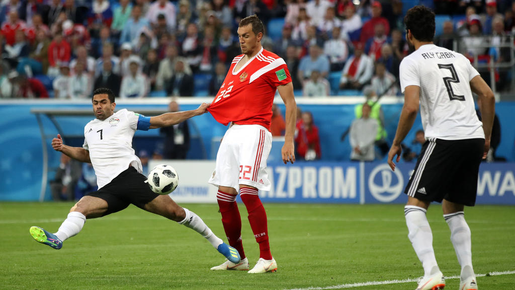Bitter, bitter! Vom Körper Ahmed Fathys (l.) prallt der Ball mehr als unglücklich ins eigene Tor