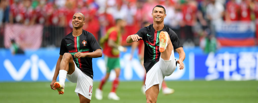 Cristiano Ronaldo (re.) bereitet sich zusammen mit João Mário auf die Partie vor