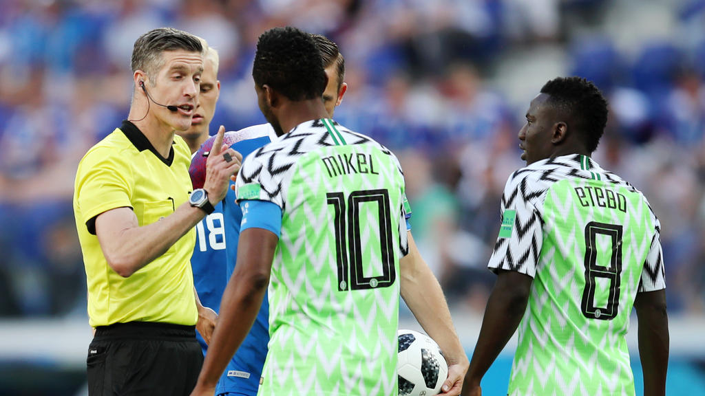 Nigerias Kapitän John Obi Mikel im Gespräch mit Schiedsrichter Conger
