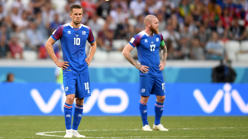 Gylfi Sigurðsson (l.) scheitert in der Schlussphase vom Punkt