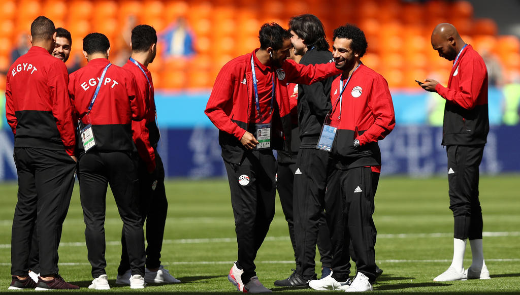 Stürmer-Star Mohamed Salah (2. v. r.) sitzt zunächst nur auf der Bank