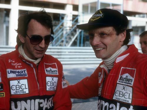 John Watson (l.) mit seinem berühmten Teamkollegen Niki Lauda