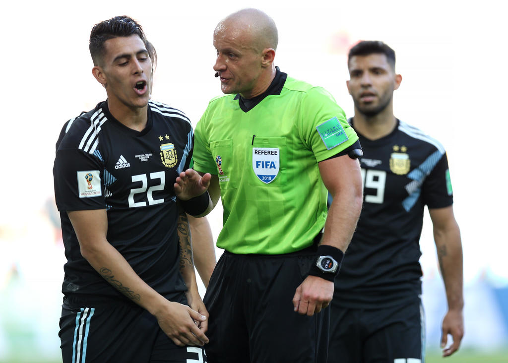 Pavón (l.) diskutiert mit Referee Marciniak
