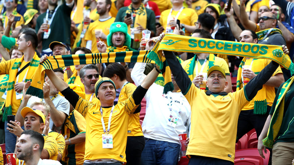 Auch die Australier sind zahlreich und farbenfroh vor Ort