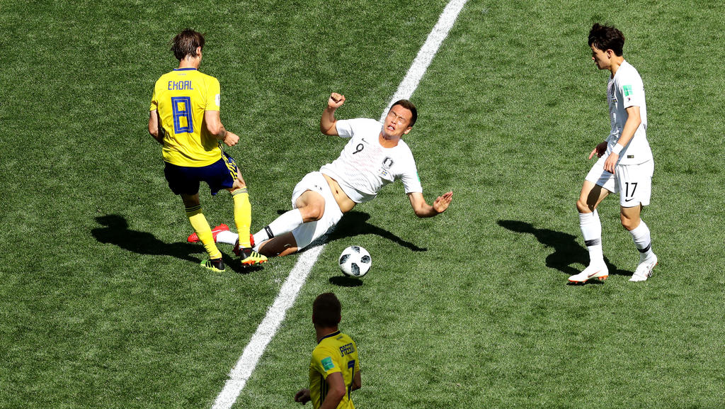 Shin-wook Kim kommt gegen Schwedens Albin Ekdal zu spät