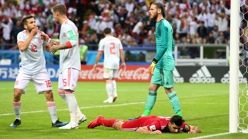Dusel für Spanien -  Taremi (u.) lässt das 1:1 liegen