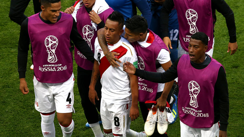 Christian Cueva braucht Trost nach seinem verschossenen Elfmeter