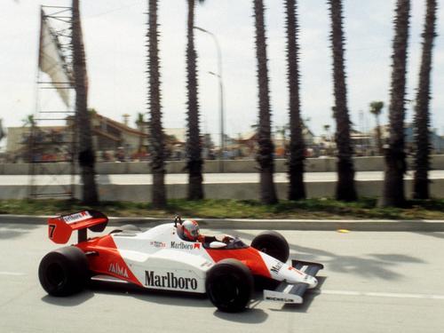John Watson fährt in Long Beach seinem Sensationssieg entgegen