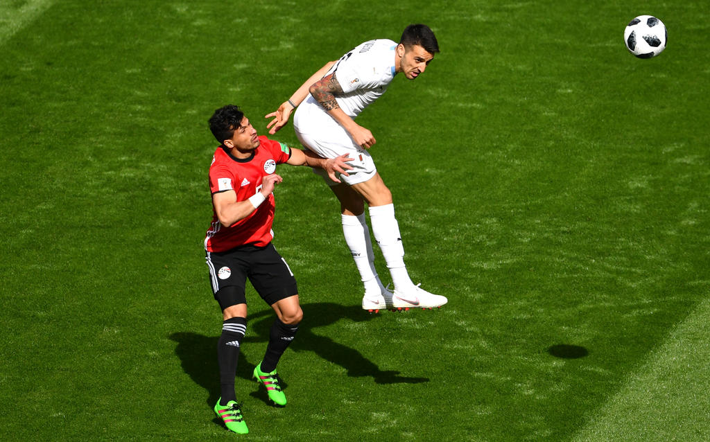 Ali Gabr und Matías Vecino im Kopfballduell