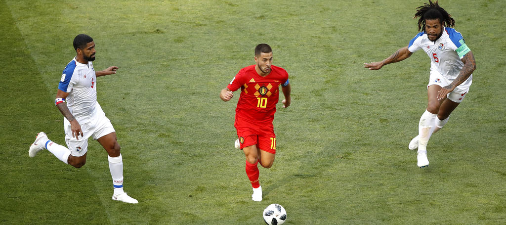 Hazard entwischt gleich zwei Gegnern!