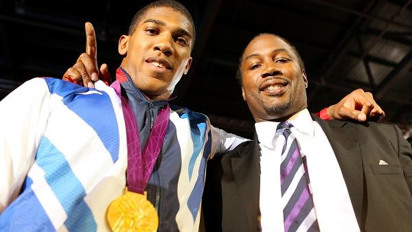 Joshua (l.) feiert mit Lennox Lewis seine Goldmedaille
