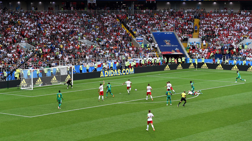 Der Unglücksmoment: Cionek (M.) lenkt den Ball unhaltbar ins eigene Tor