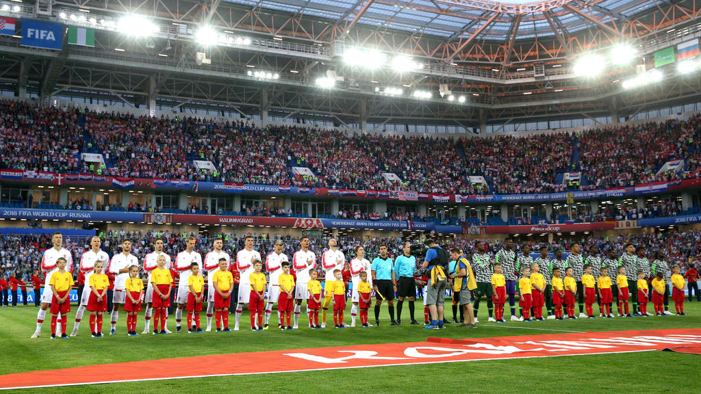Beide Teams nehmen Aufstellung zu den Hymnen