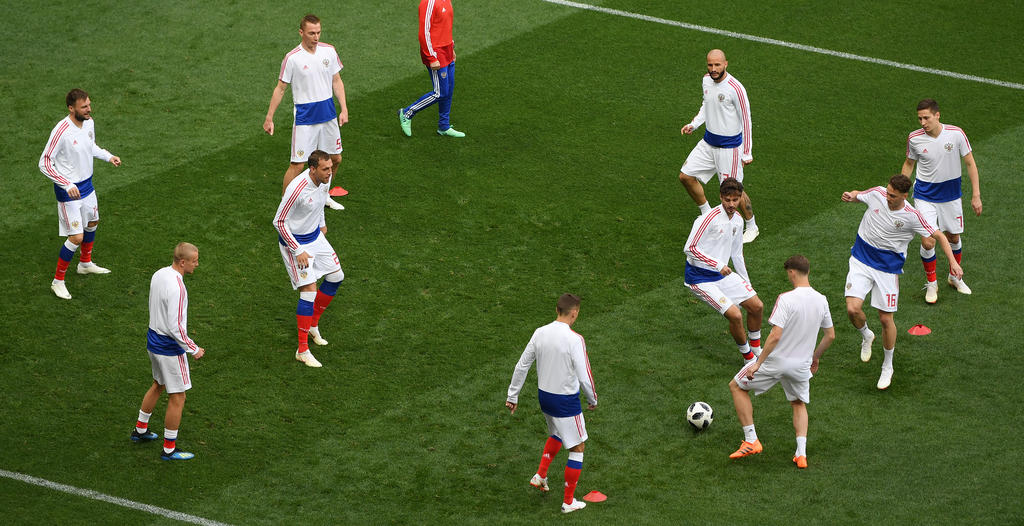 Das russische Team bereitet sich auf die Partie vor.
