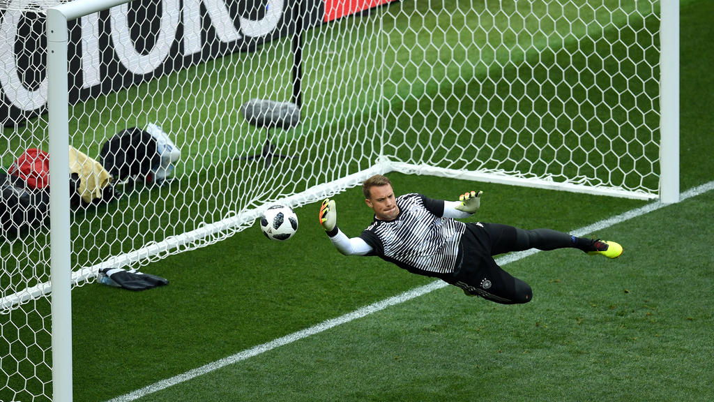 Manuel Neuer wird schon mal warmgeschossen
