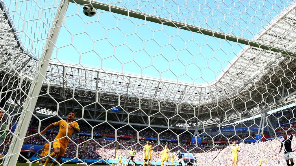 Der Schockmoment! Von der Latte springt der Ball hinter die Linie - 2:1 für Frankreich!