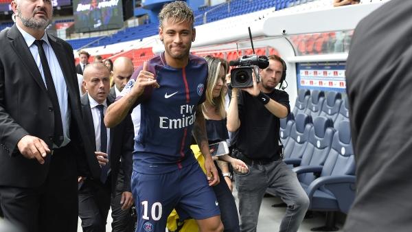 Neymar wechselte für 222 Millionen Euro zu PSG