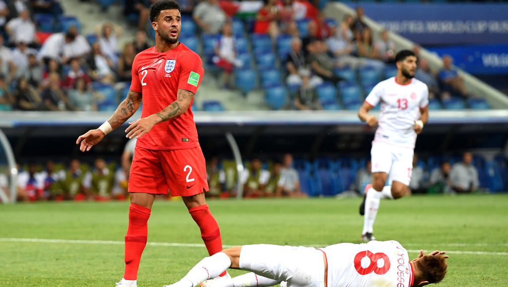 Kyle Walker trifft Youssef, der zu Boden geht