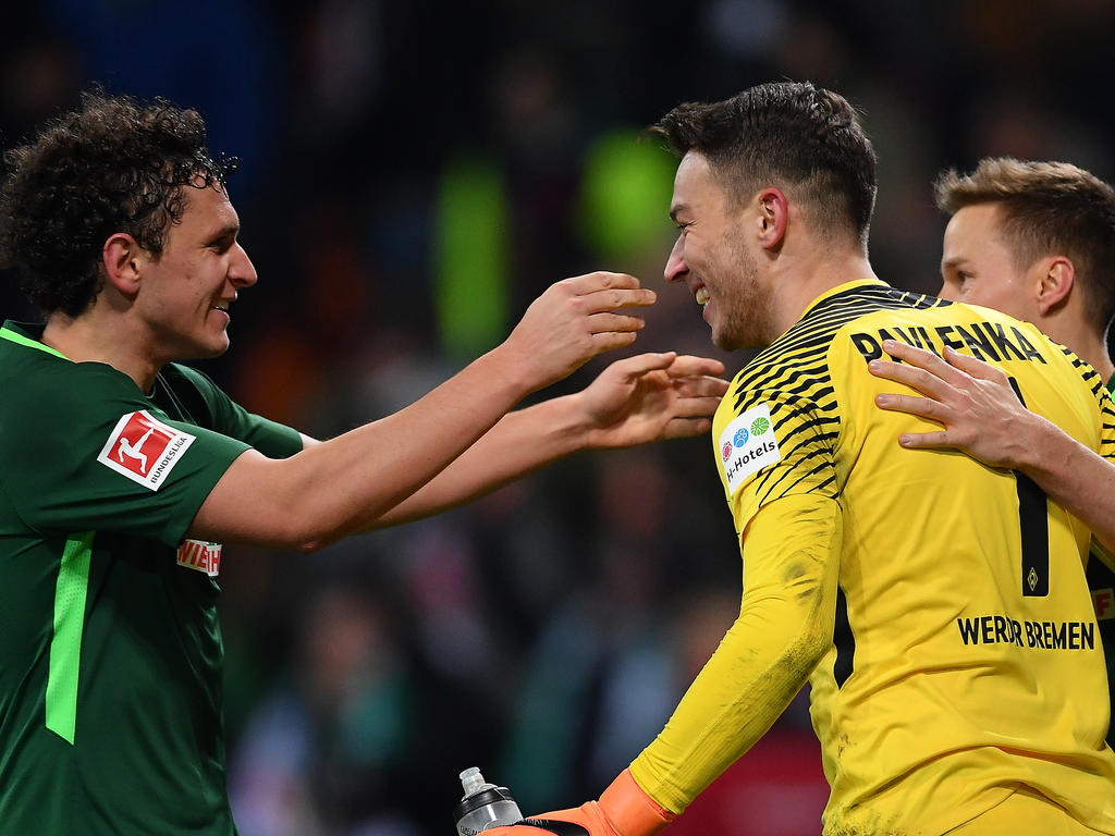 Pavlenka wird von seinen Teamkollegen geherzt