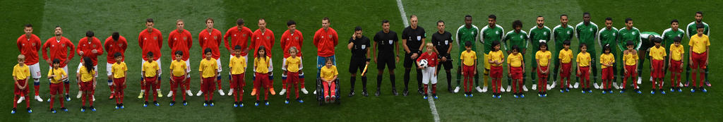 Die beiden Teams kurz vor dem Anstoß