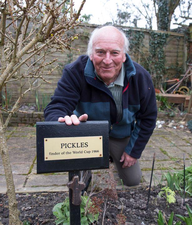 Corbett mit der Gedenktafel für Pickles (Bildquelle: Daily Mirror)