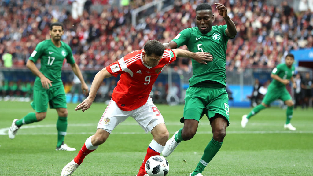 Russlands Alan Dzagoev im Zweikampf mit Omar Othman von Saudi-Arabien.