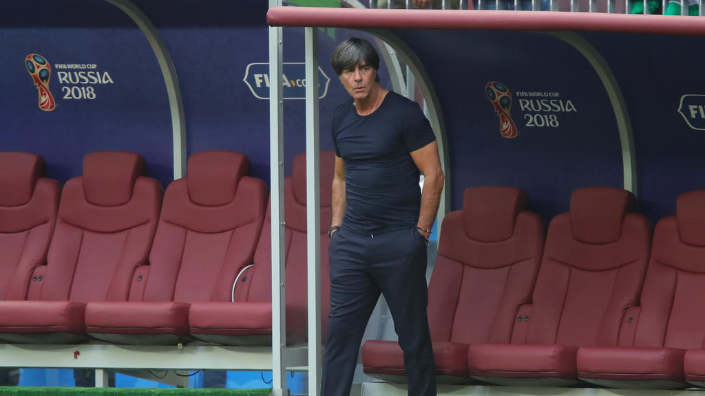 Jogi Löw zeigt sich schon im Innenraum des Stadions