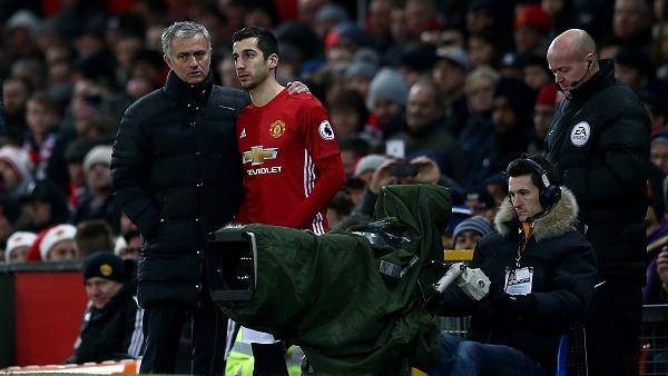 José Mourinho (l.) ist unzufrieden mit Mkhitaryan