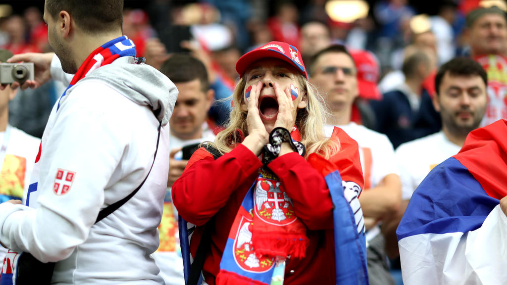 Die serbischen Fans bringen sich in Stimmung