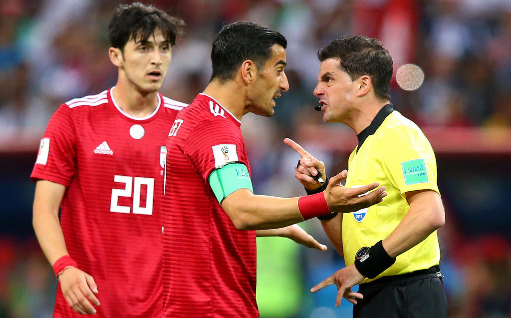 Referee Andrés Cunha (r.) hat alle Hände voll zu tun