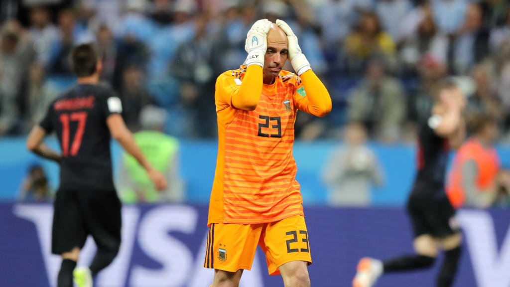 Willy Caballero reagiert ungläubig nach seinem Patzer